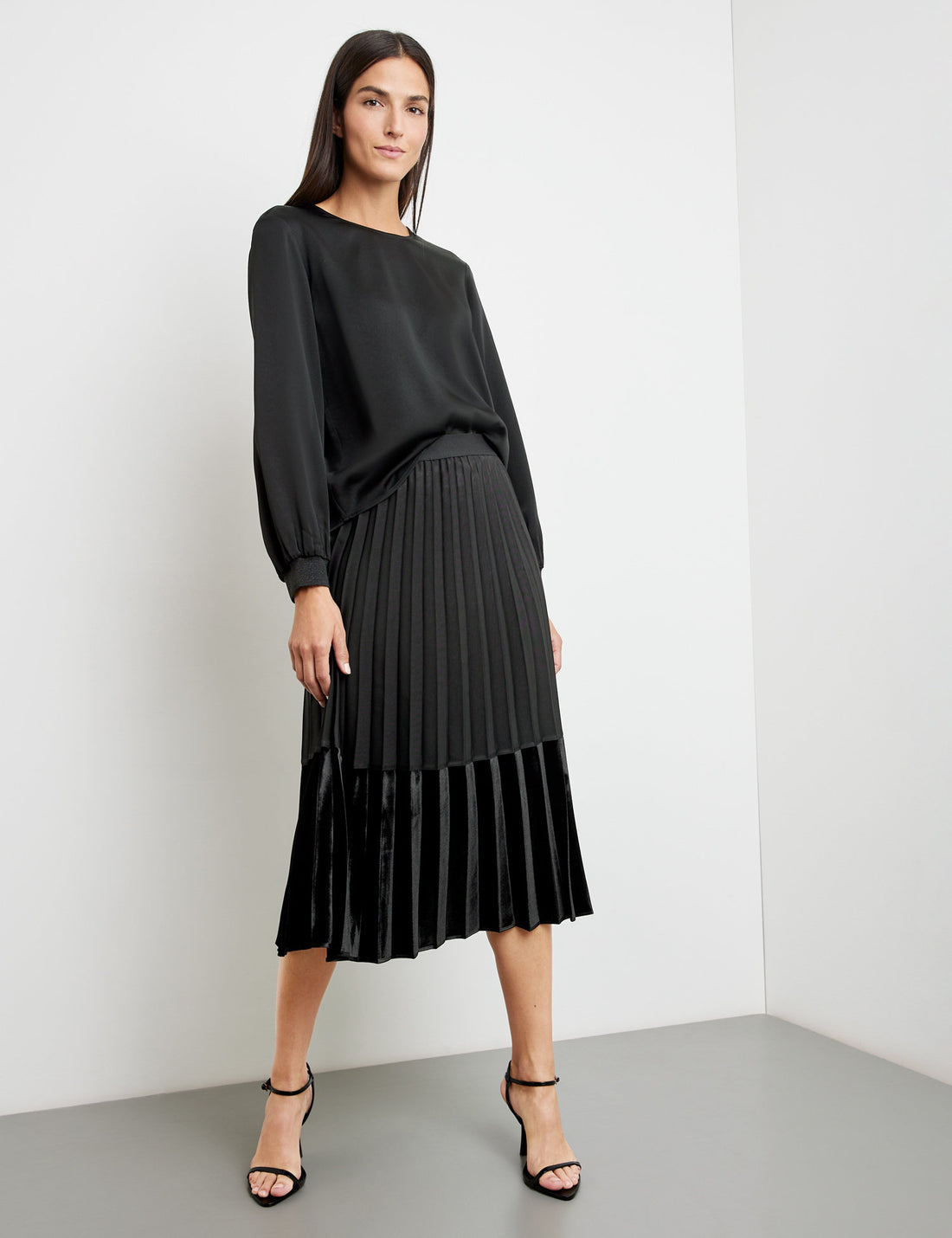 Flowing Pleated Skirt With A Set-In Velvet Section_210024-31523_11000_01