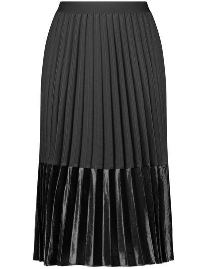Flowing Pleated Skirt With A Set-In Velvet Section_210024-31523_11000_02