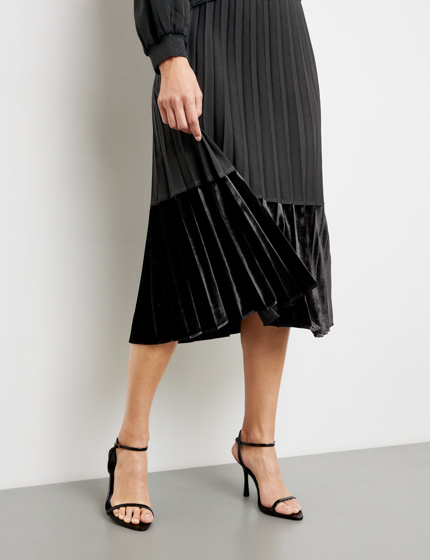 Flowing Pleated Skirt With A Set-In Velvet Section_210024-31523_11000_04