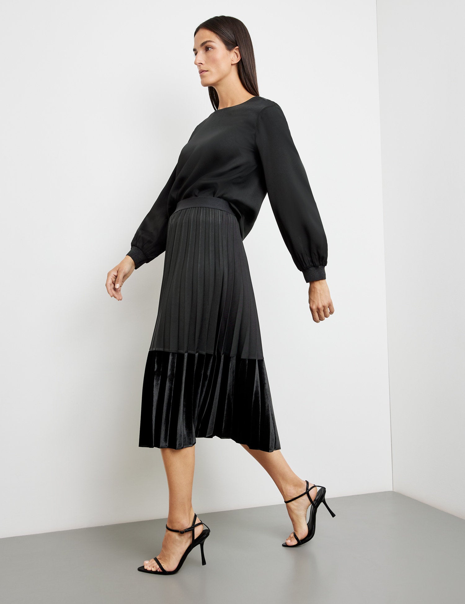 Flowing Pleated Skirt With A Set-In Velvet Section_210024-31523_11000_05