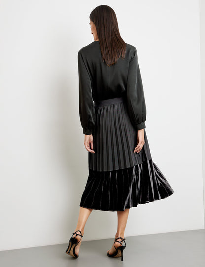 Flowing Pleated Skirt With A Set-In Velvet Section_210024-31523_11000_06