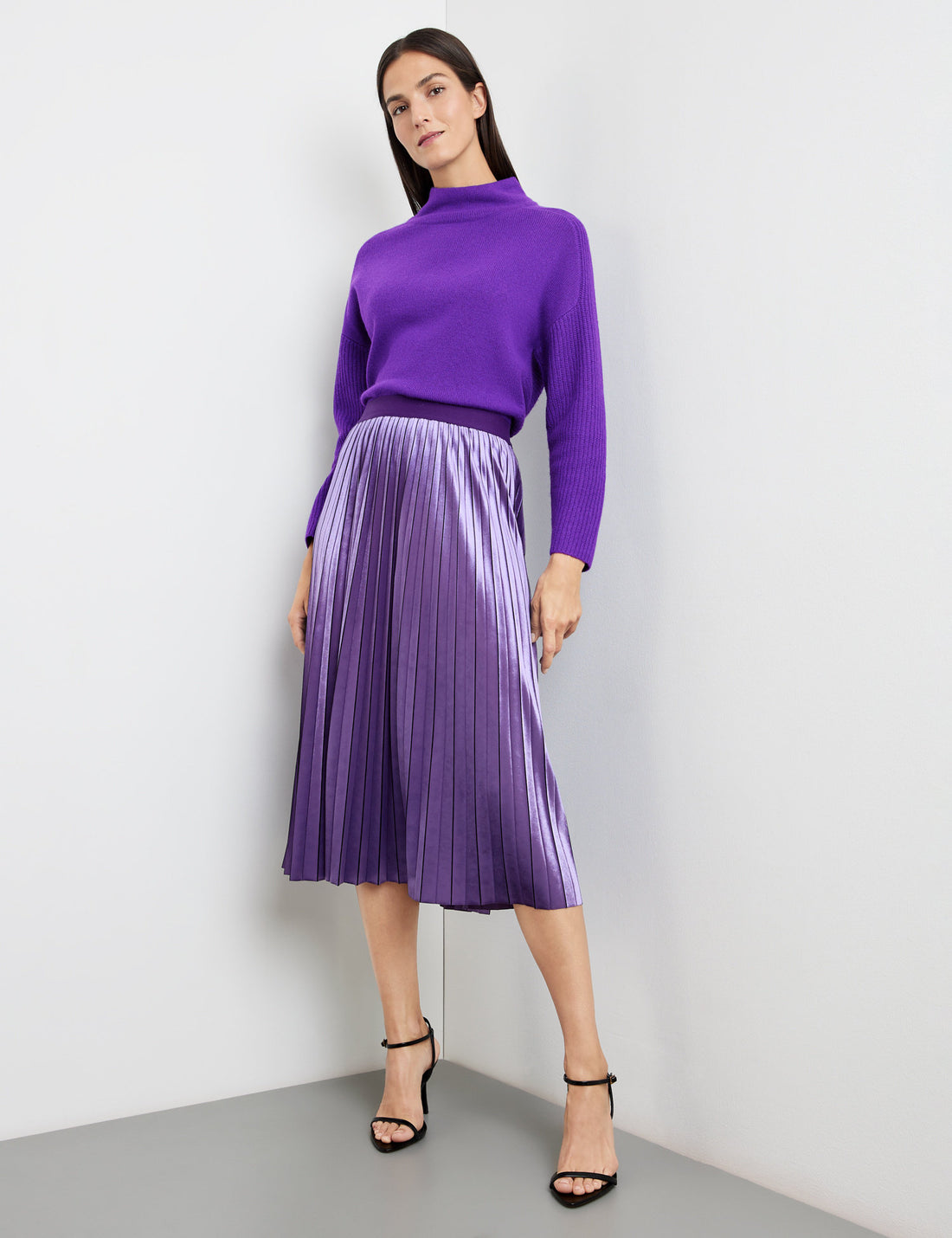 Pleated Skirt With A Subtle Shimmer And An Elasticated Waistband_210036-31531_30909_01