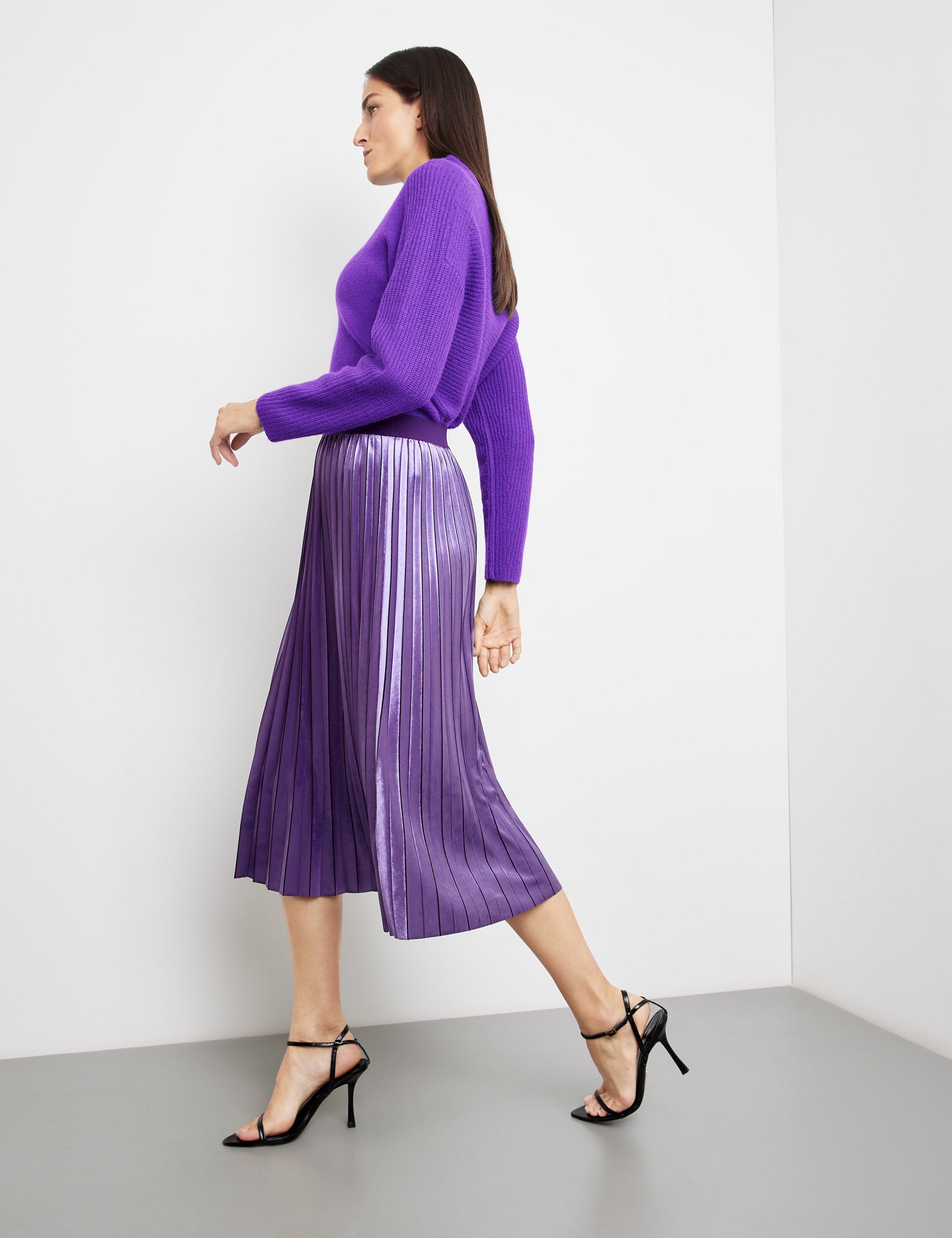 Pleated Skirt With A Subtle Shimmer And An Elasticated Waistband_210036-31531_30909_05