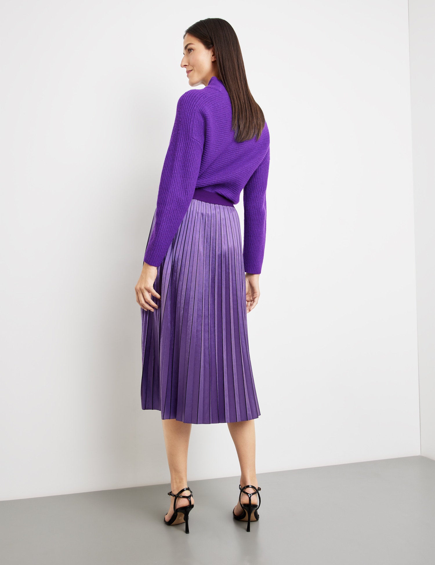 Pleated Skirt With A Subtle Shimmer And An Elasticated Waistband_210036-31531_30909_06