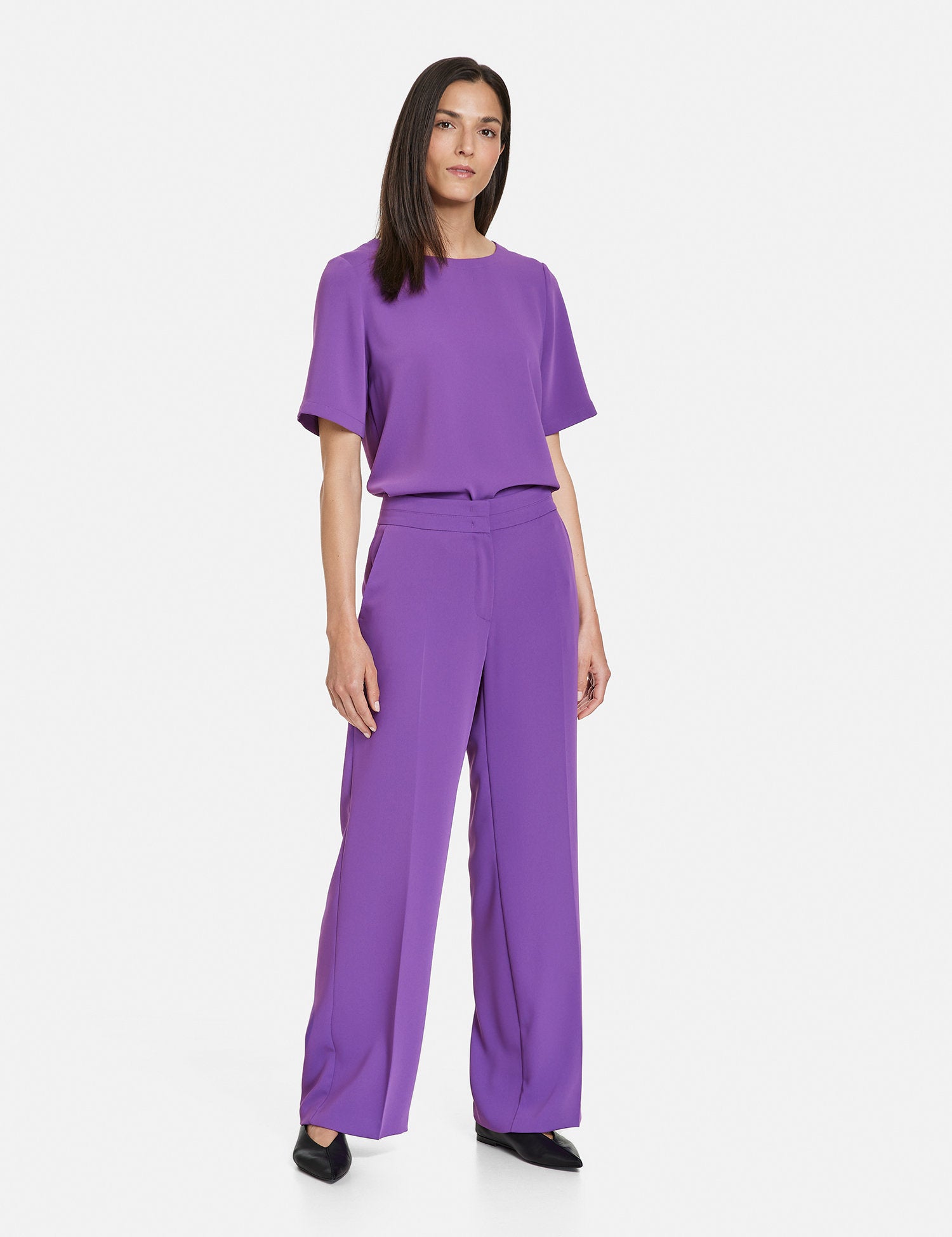 Flowing Trousers With Pressed Pleats_220002-31222_30904_03