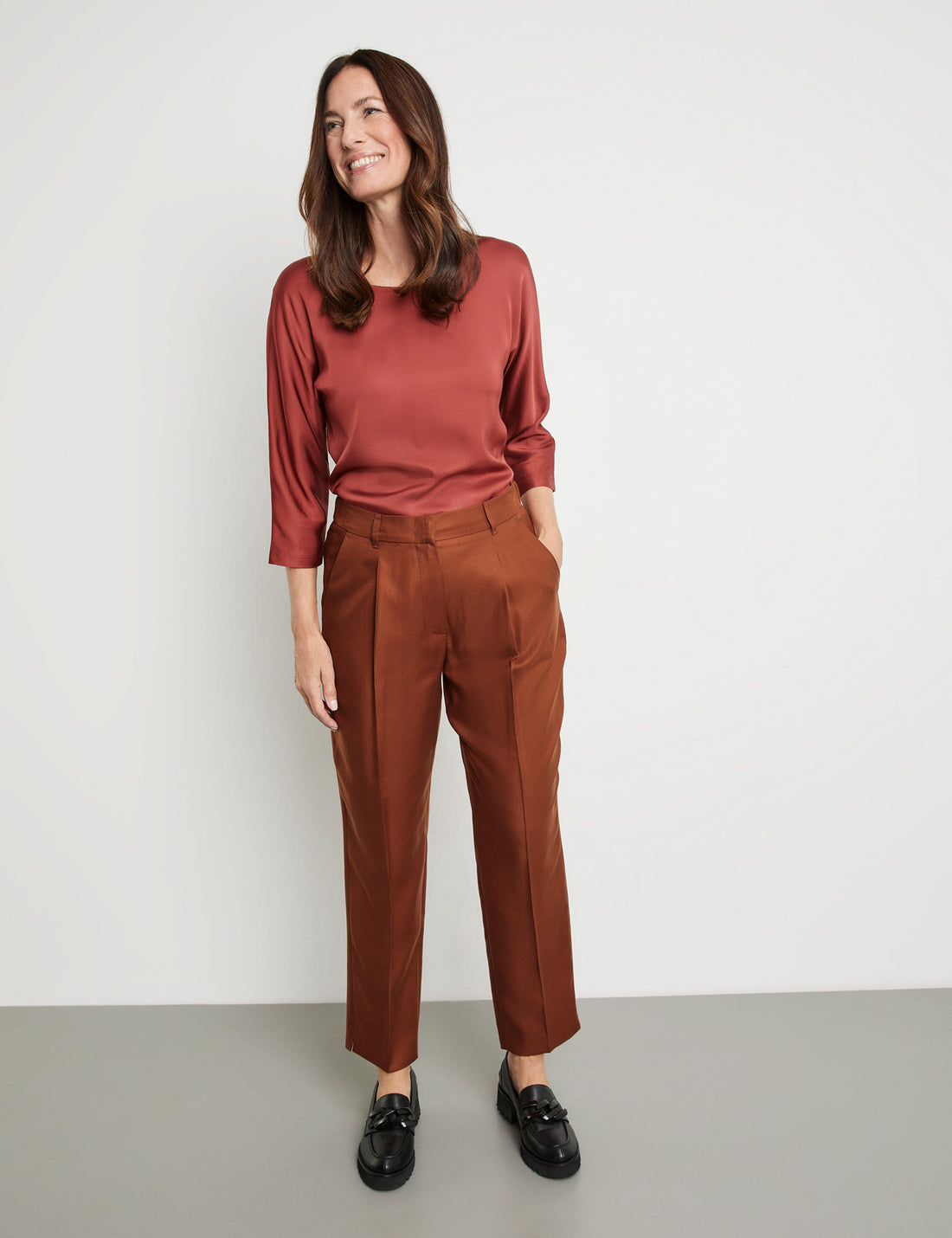 7/8 Length Trousers With An Elasticated Waistband On The Back_220006-31211_60703_01