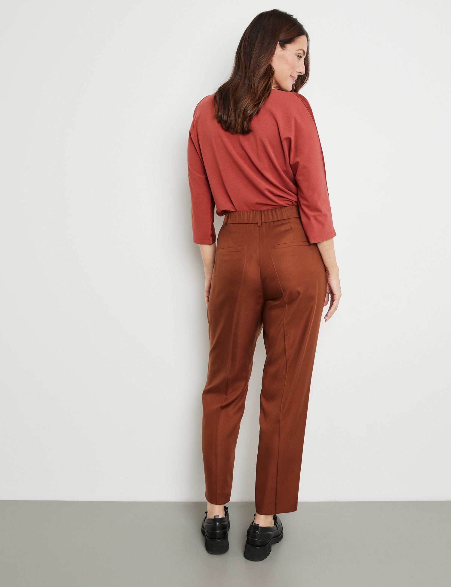 7/8 Length Trousers With An Elasticated Waistband On The Back_220006-31211_60703_06
