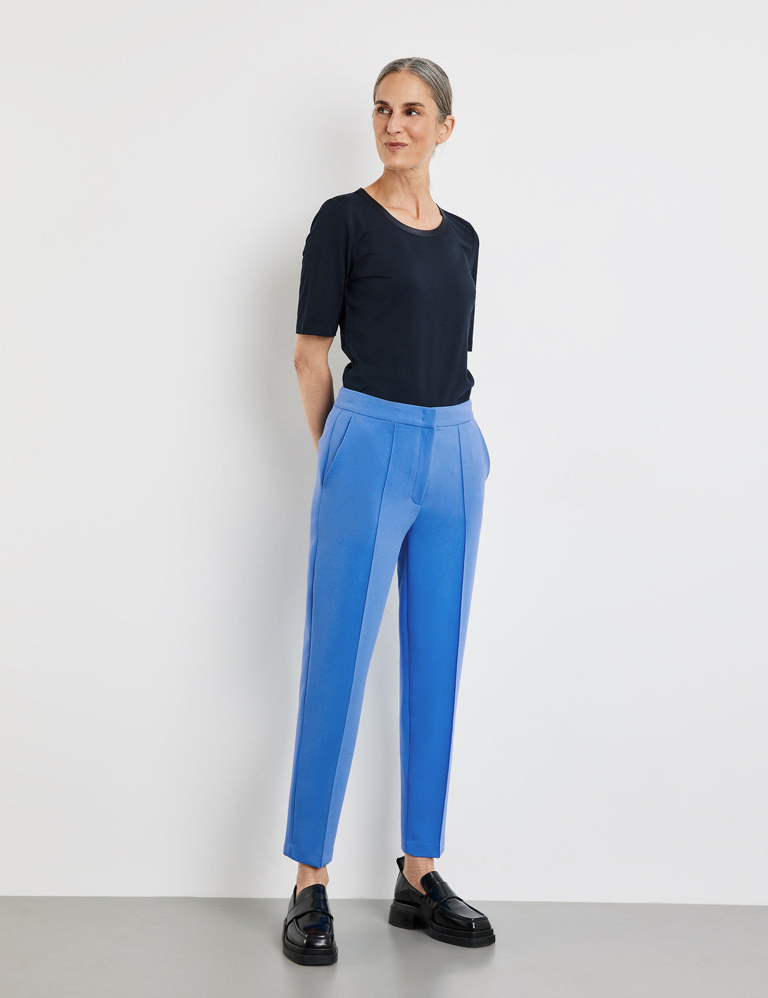 7/8-Length Trousers Made Of Stretch Fabric_220011-31340_80931_01