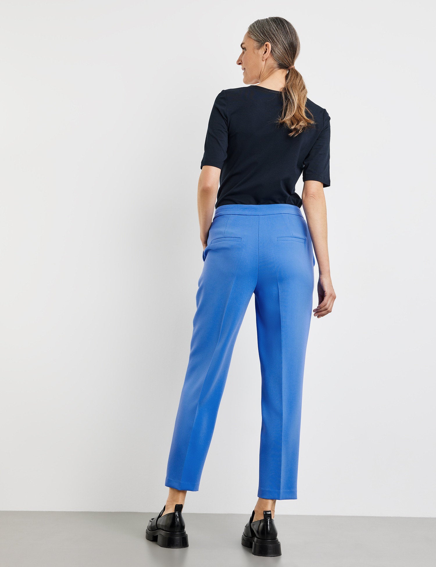 7/8-Length Trousers Made Of Stretch Fabric_220011-31340_80931_06