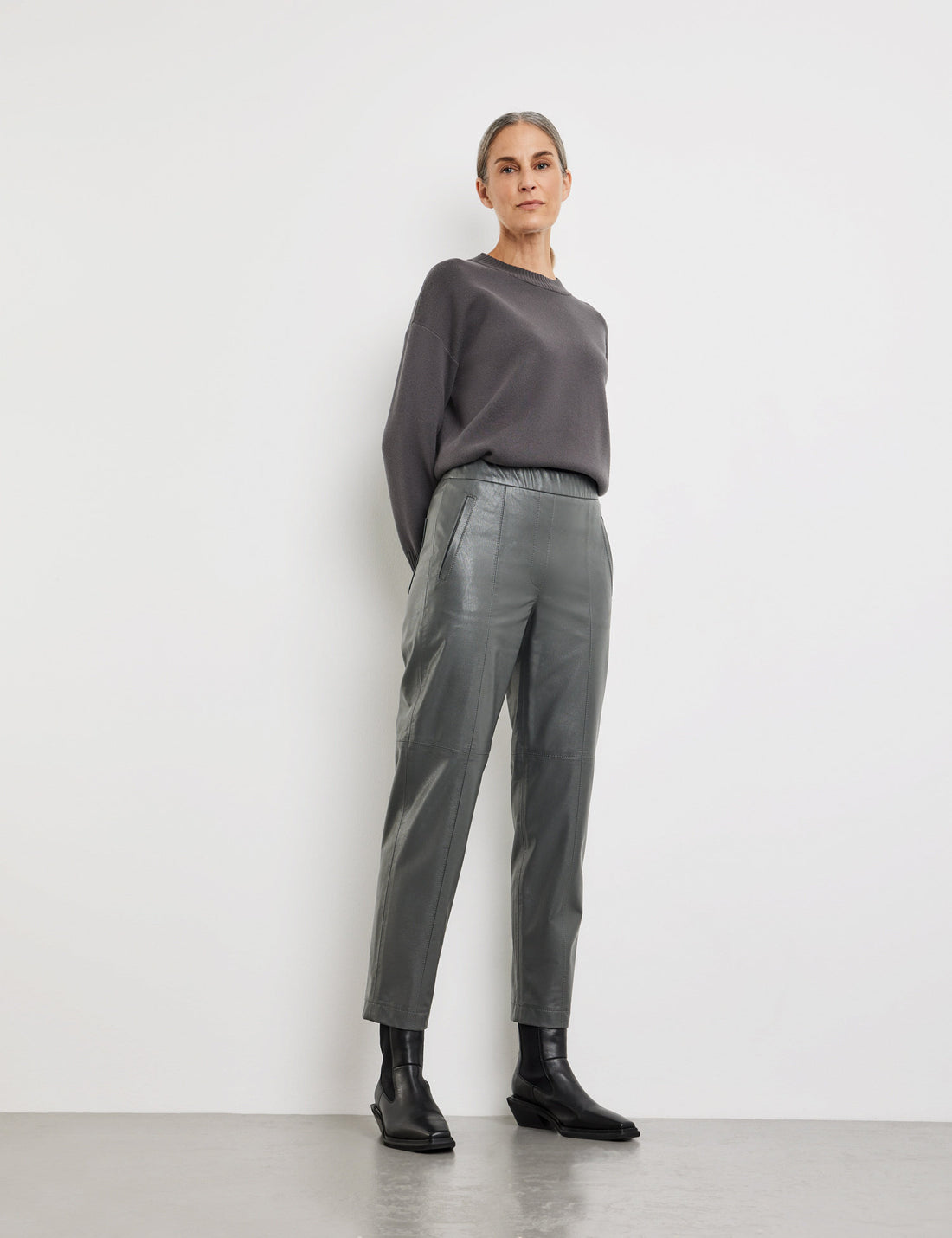 Casual 7/8-Length Trousers In Faux Leather_220019-31257_20383_01