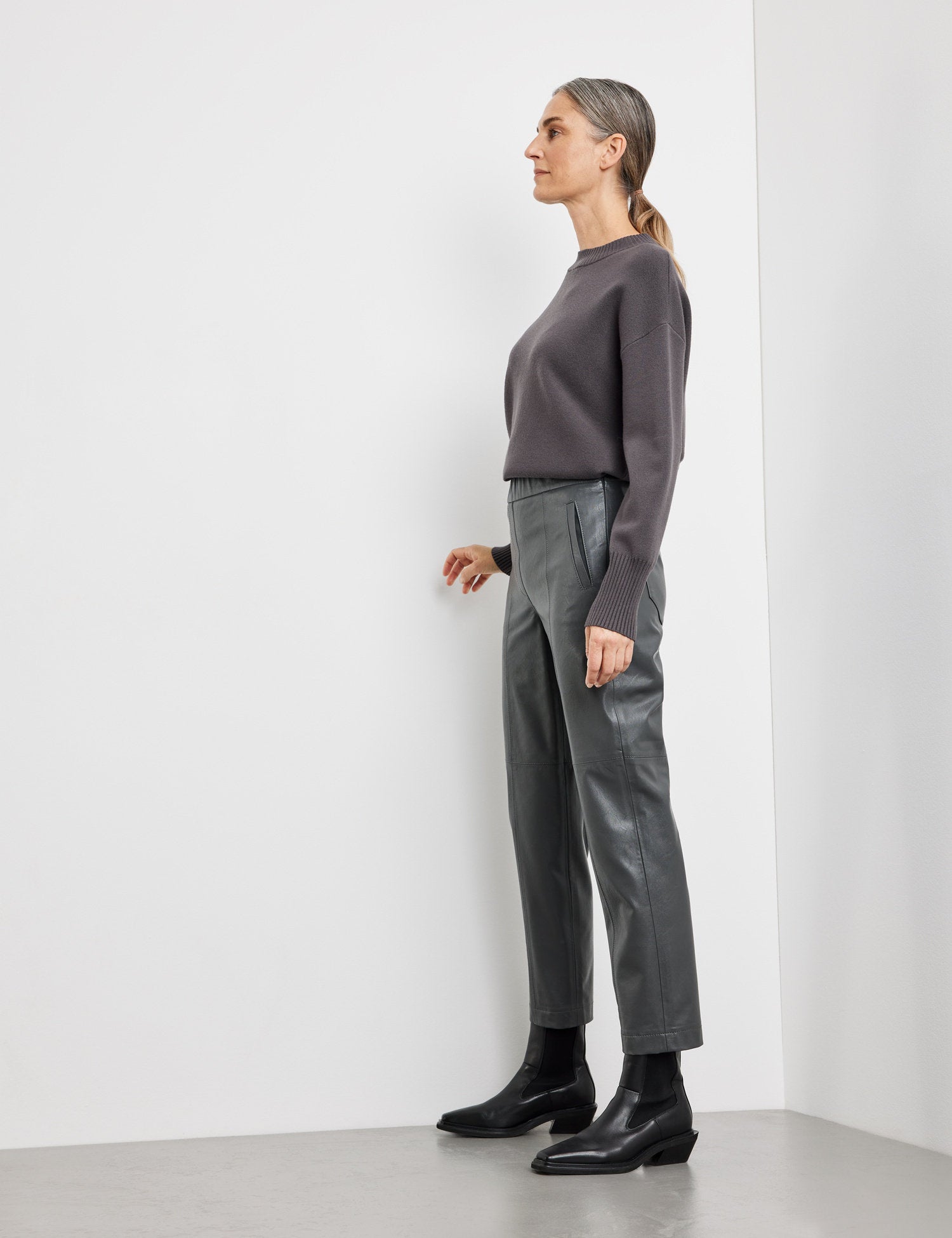 Casual 7/8-Length Trousers In Faux Leather_220019-31257_20383_05