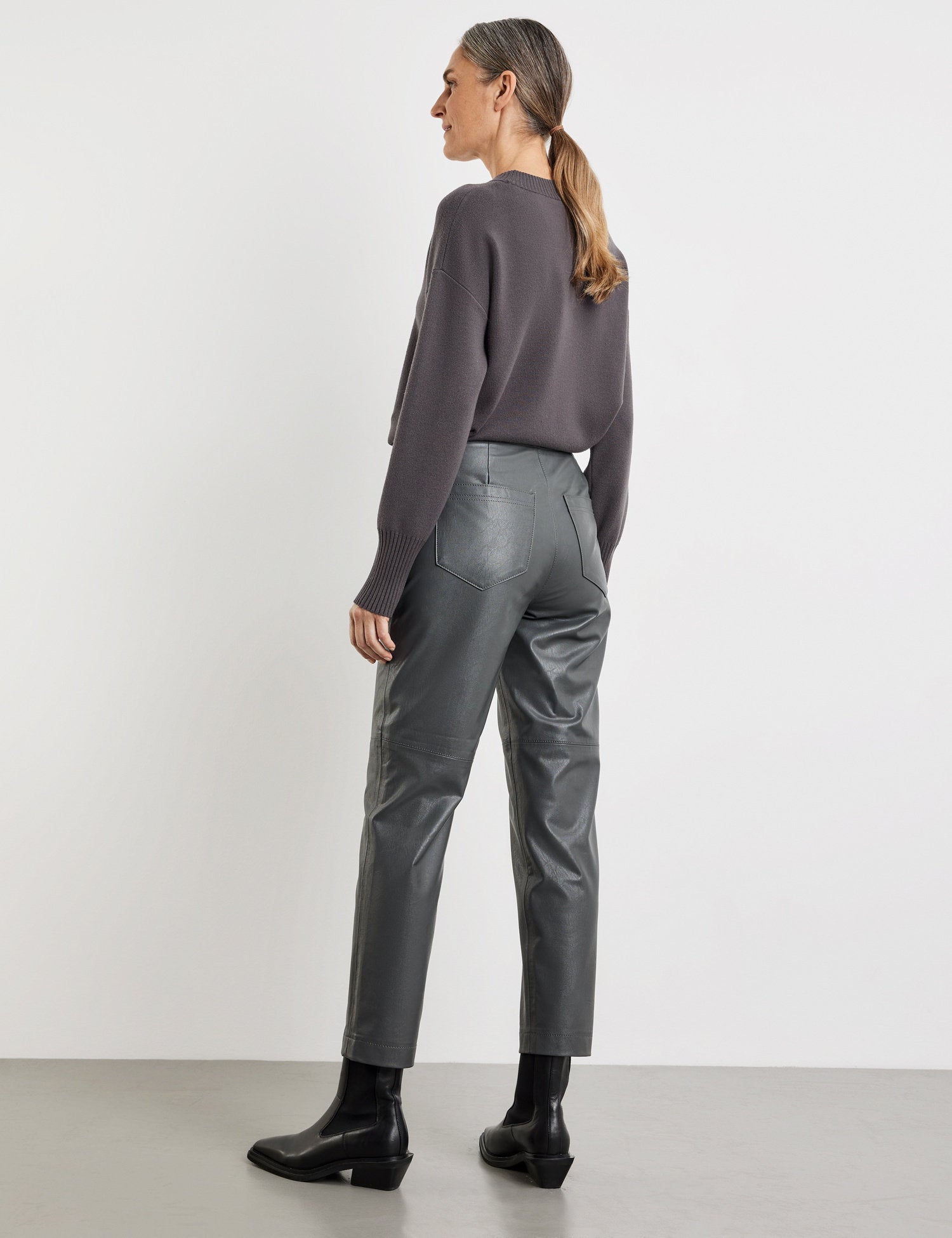 Casual 7/8-Length Trousers In Faux Leather_220019-31257_20383_06