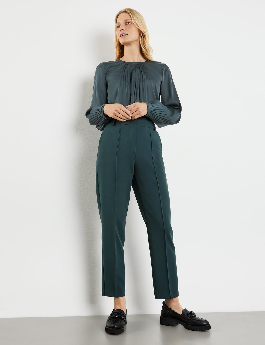 7/8-Length Trousers With Vertical Pintucks_220029-31340_50939_01