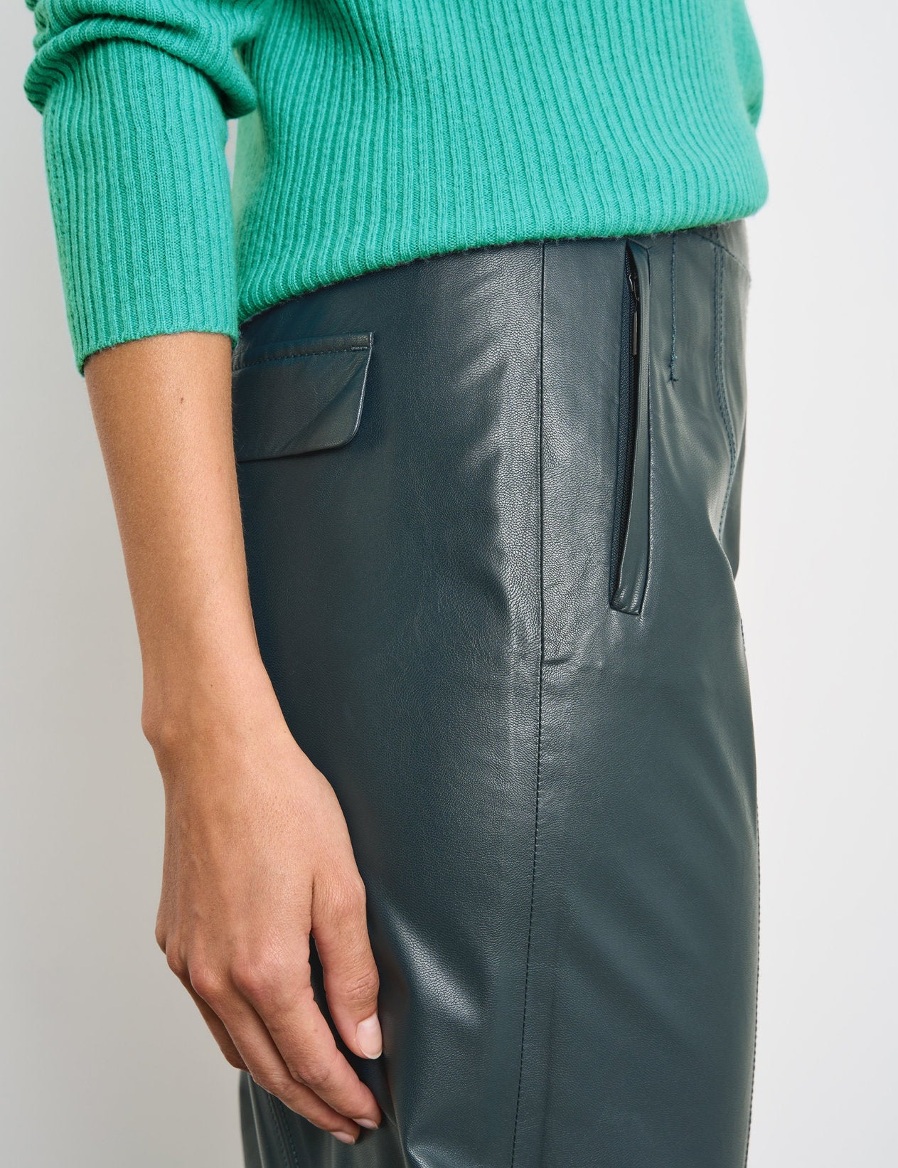 Fashionable 7-8-Length Faux Leather Trousers_220031-31223_50939_04