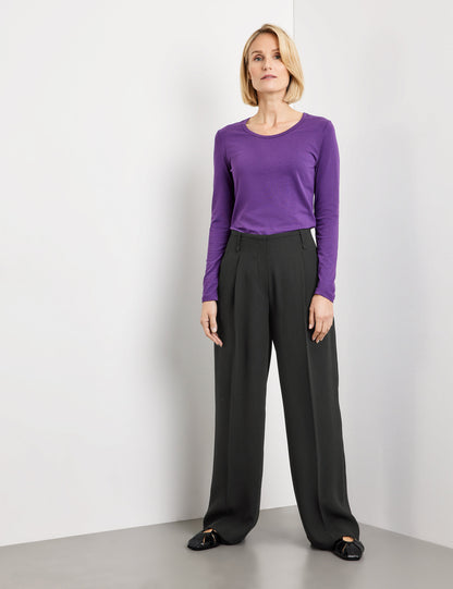 Flowing Trousers With Waist Pleats And A Wide Leg_220045-71944_11000_01