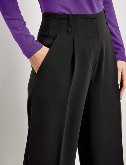 Flowing Trousers With Waist Pleats And A Wide Leg_220045-71944_11000_04