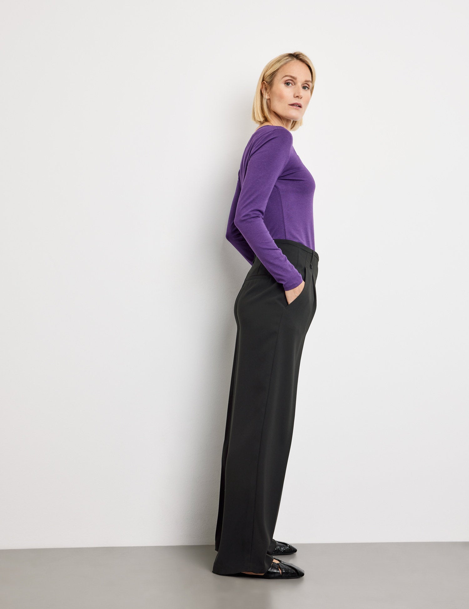Flowing Trousers With Waist Pleats And A Wide Leg_220045-71944_11000_05