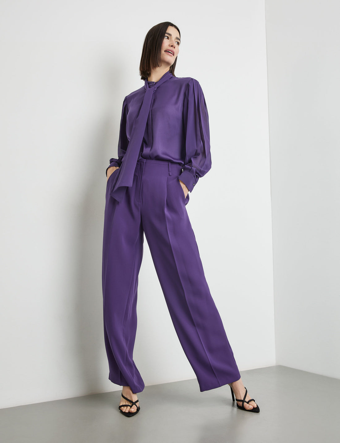 Flowing Trousers With Waist Pleats And A Wide Leg_220045-71944_30909_01