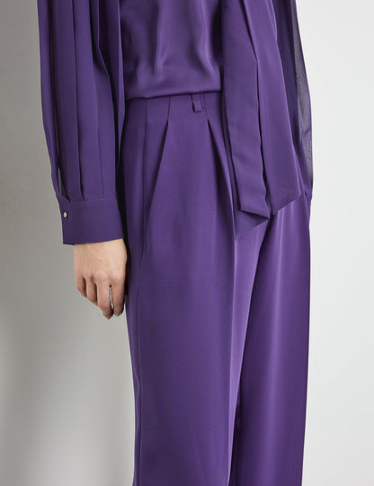 Flowing Trousers With Waist Pleats And A Wide Leg_220045-71944_30909_04