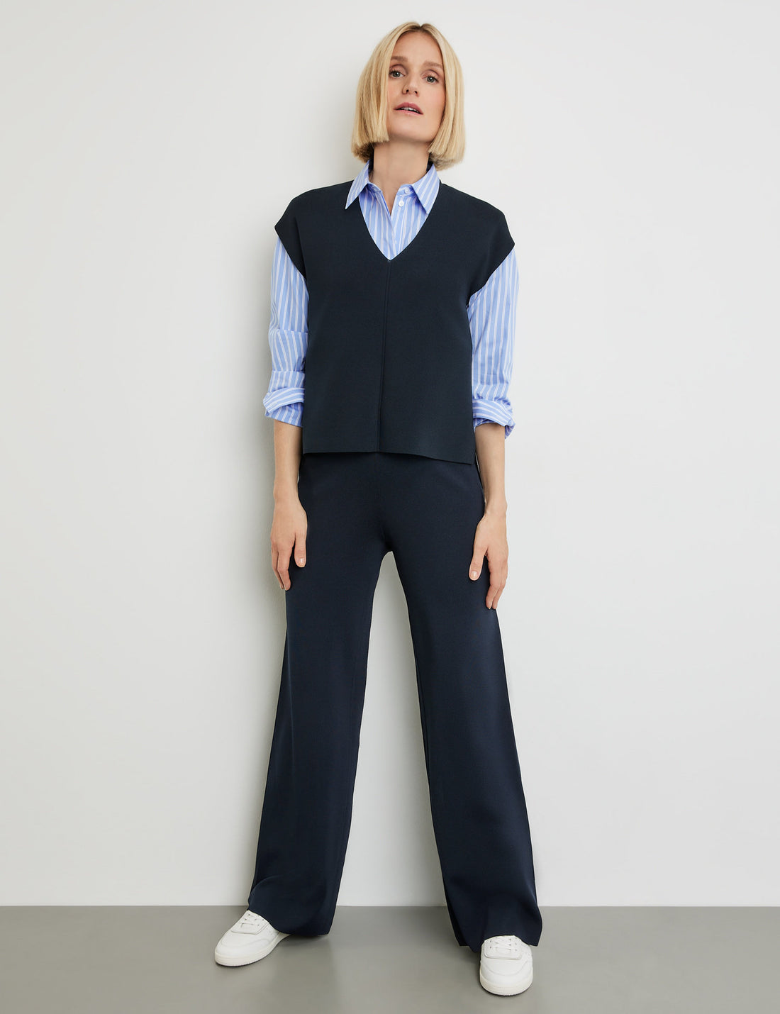 Comfortable Knitted Trousers With A Wide Leg_222199-44740_80890_01
