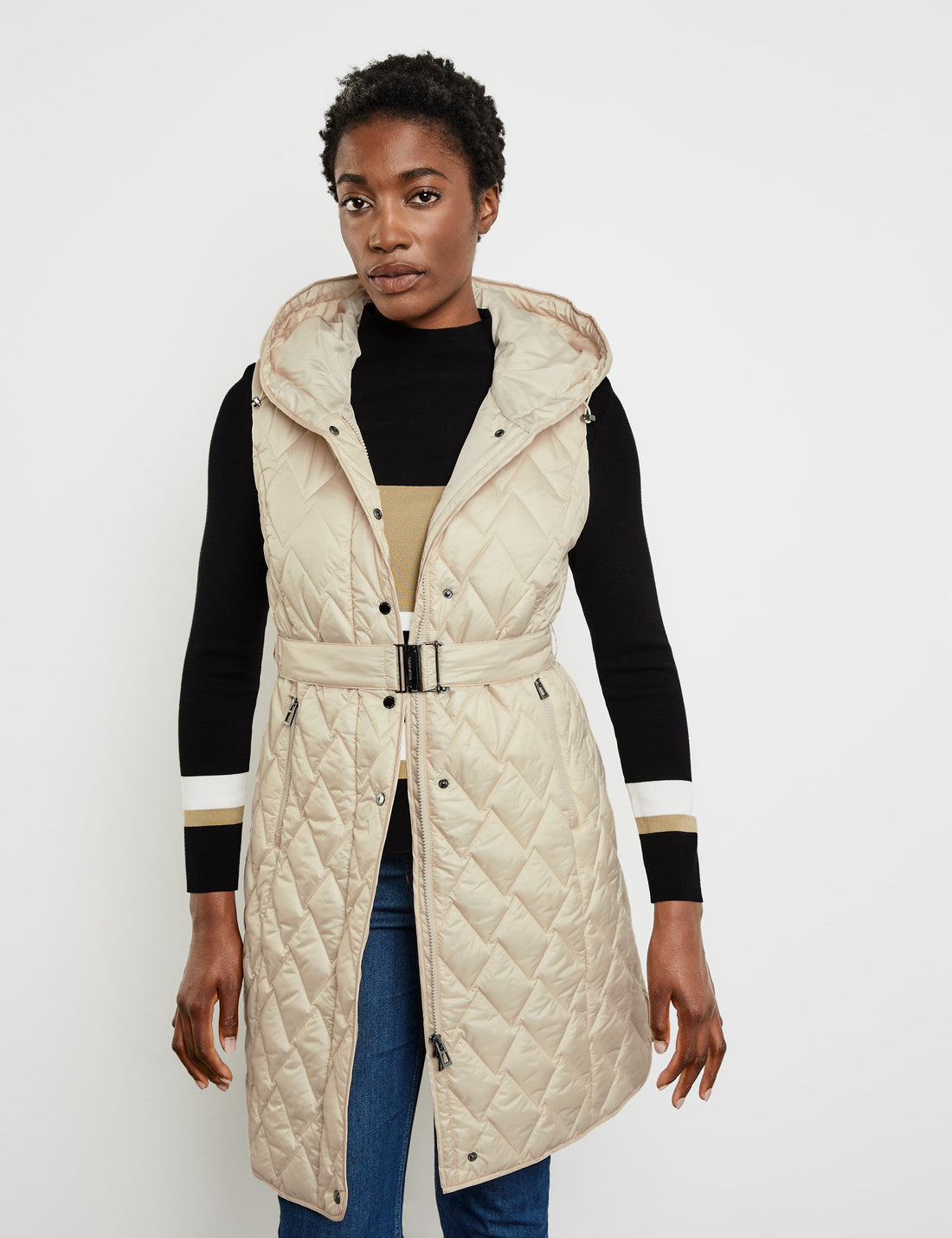 Quilted Body Warmer With A Waist Belt And Hood_240350-31193_90031_01