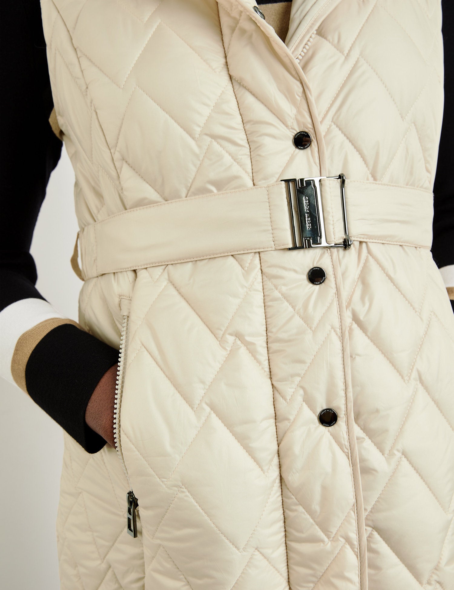 Quilted Body Warmer With A Waist Belt And Hood_240350-31193_90031_04