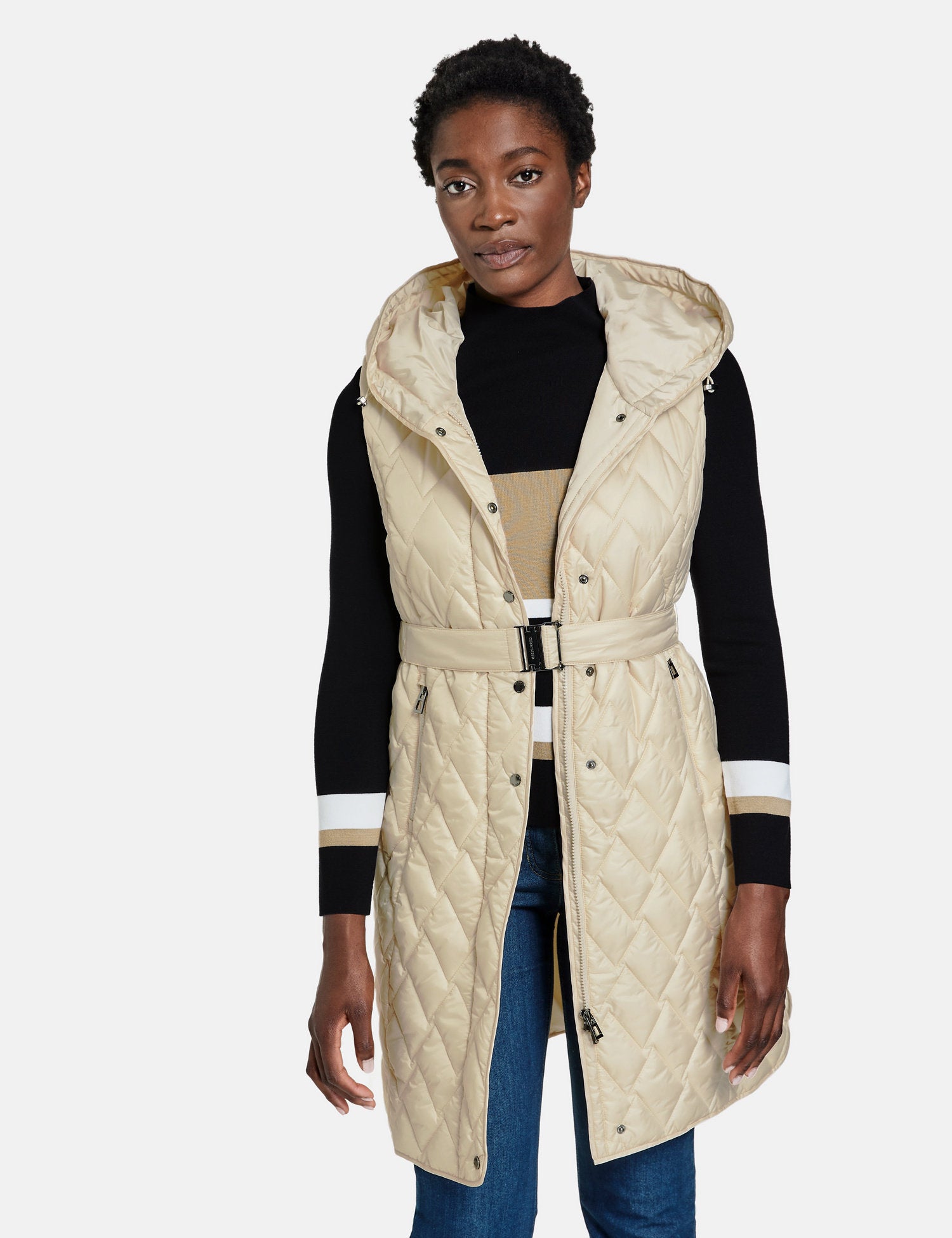 Quilted Body Warmer With A Waist Belt And Hood_240350-31193_90031_07