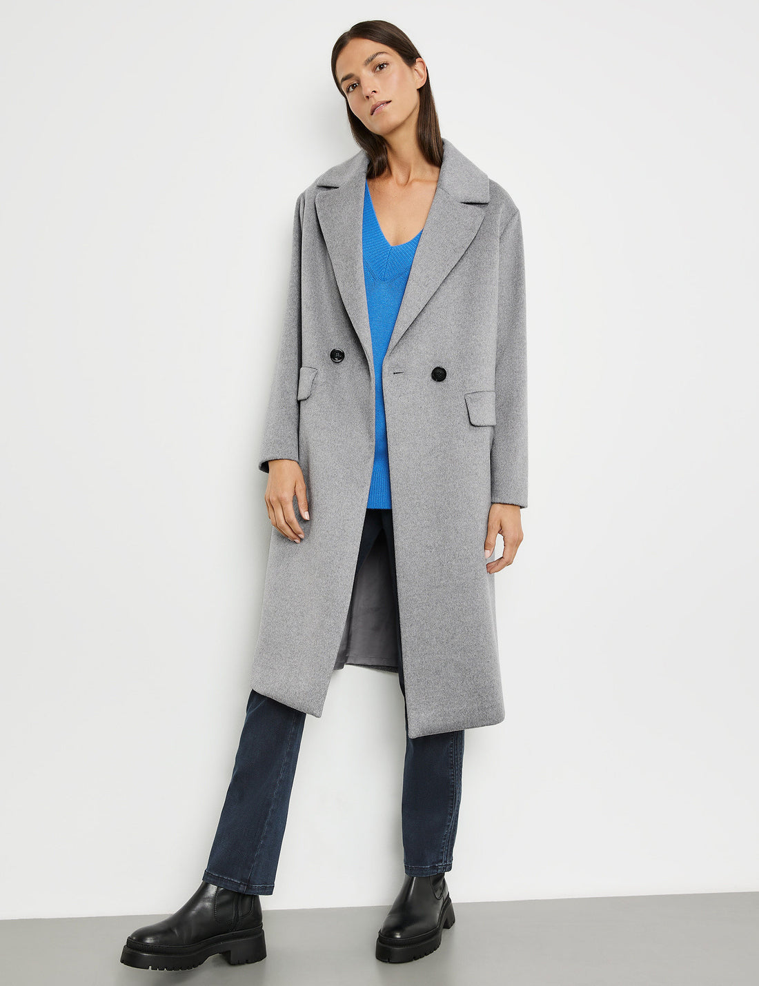 Coat In A Slightly Oversized Cut With Wool_250014-31135_20348_01