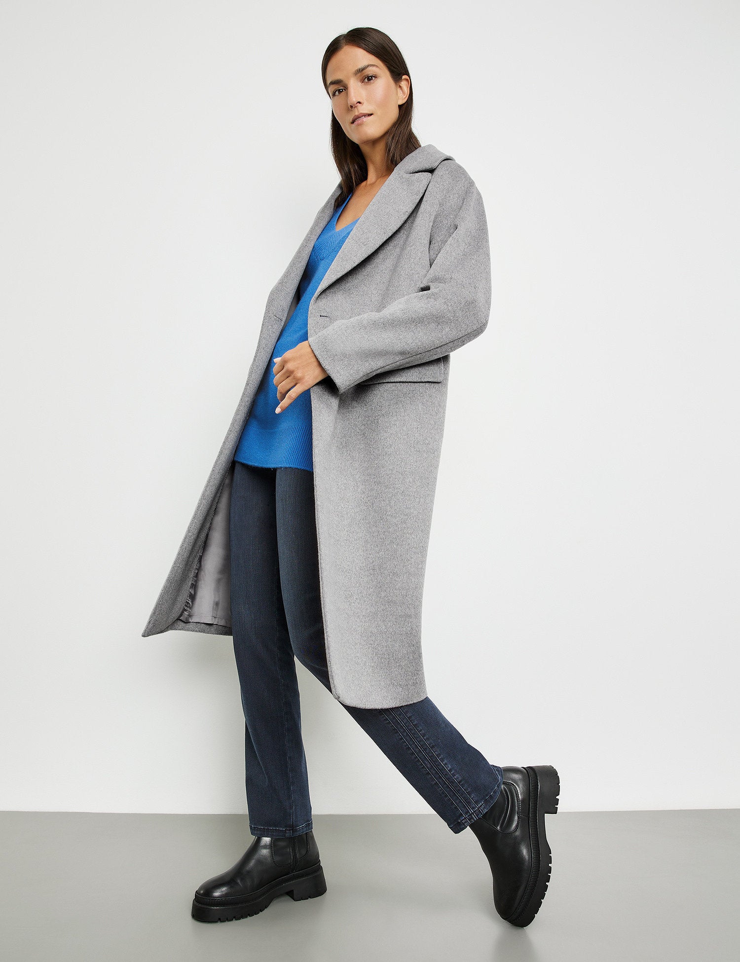 Coat In A Slightly Oversized Cut With Wool_250014-31135_20348_05