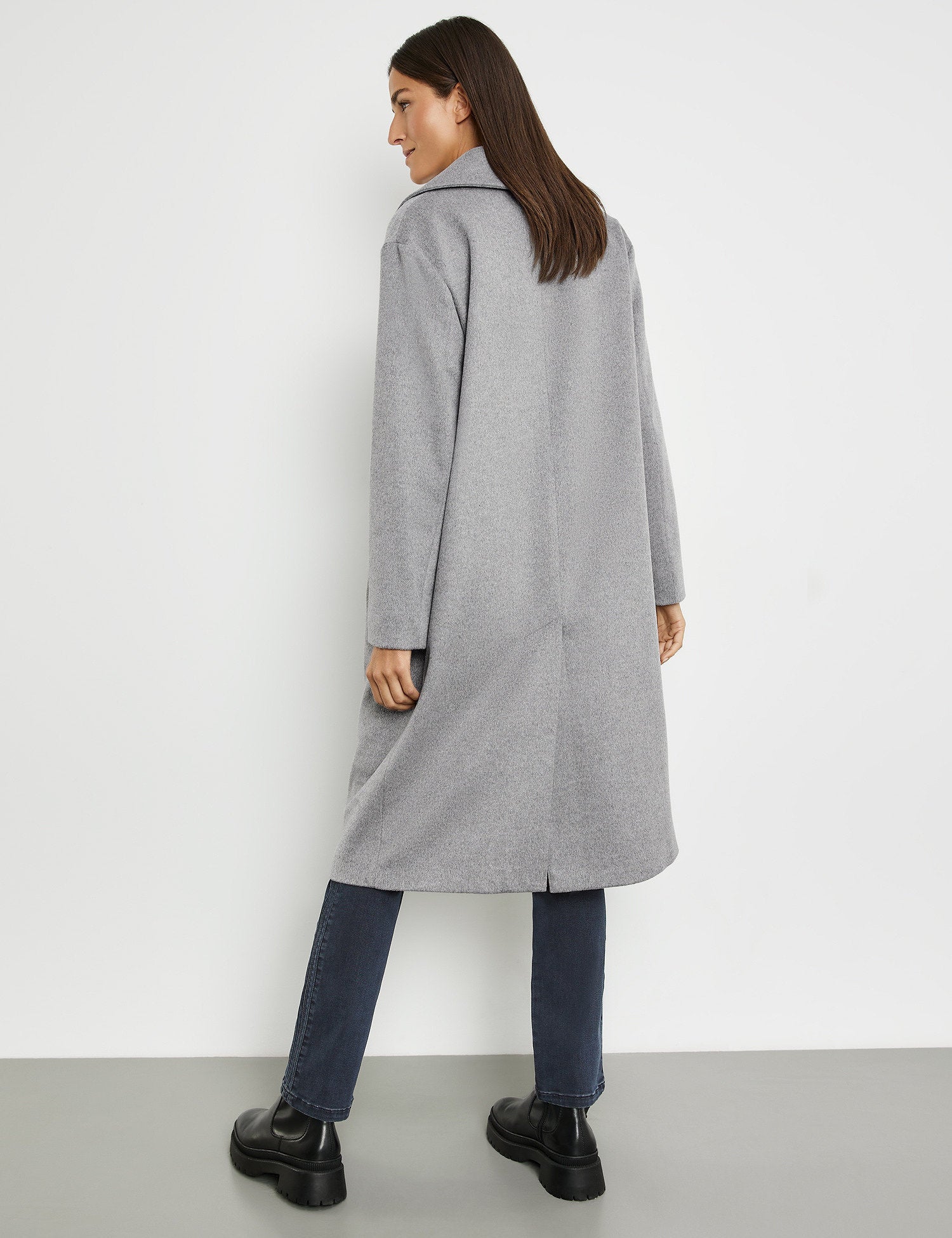 Coat In A Slightly Oversized Cut With Wool_250014-31135_20348_06