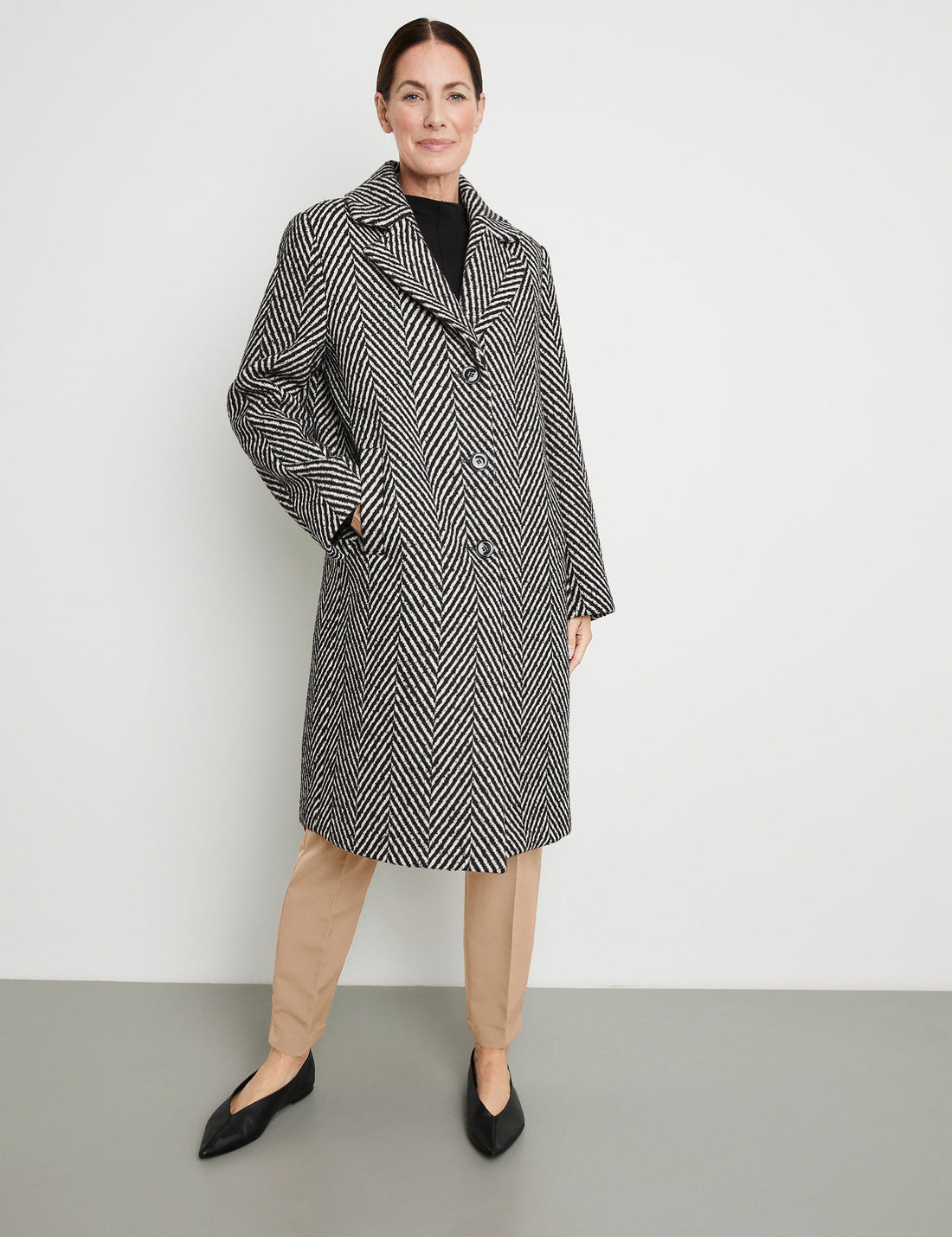 Wool Coat With A Large Lapel Collar_250016-31147_2000_01