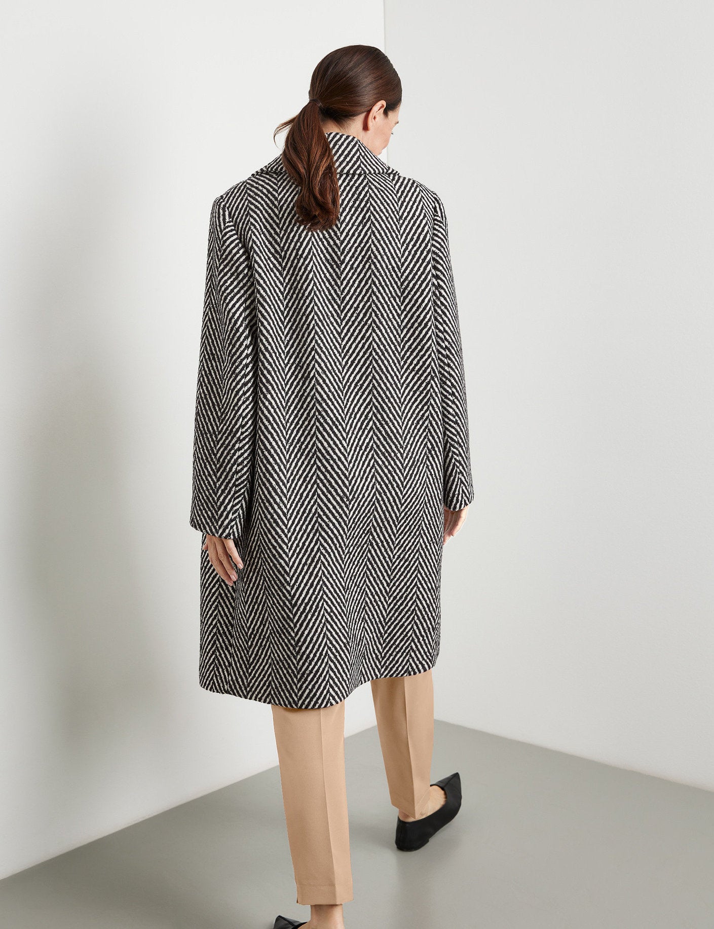 Wool Coat With A Large Lapel Collar_250016-31147_2000_06