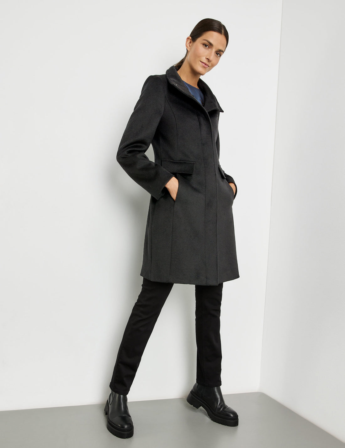 Short Wool Coat With A Stand Up Collar_250235-31131_11000_01