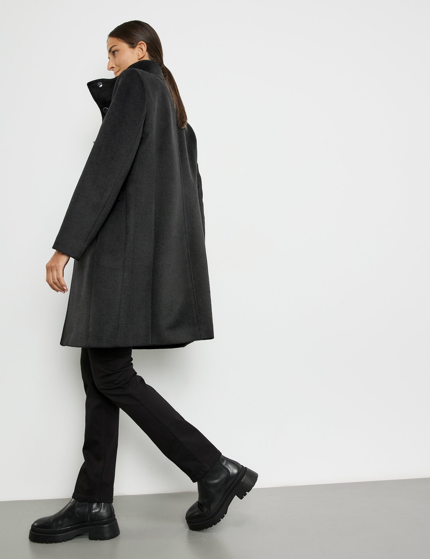 Short Wool Coat With A Stand Up Collar_250235-31131_11000_05