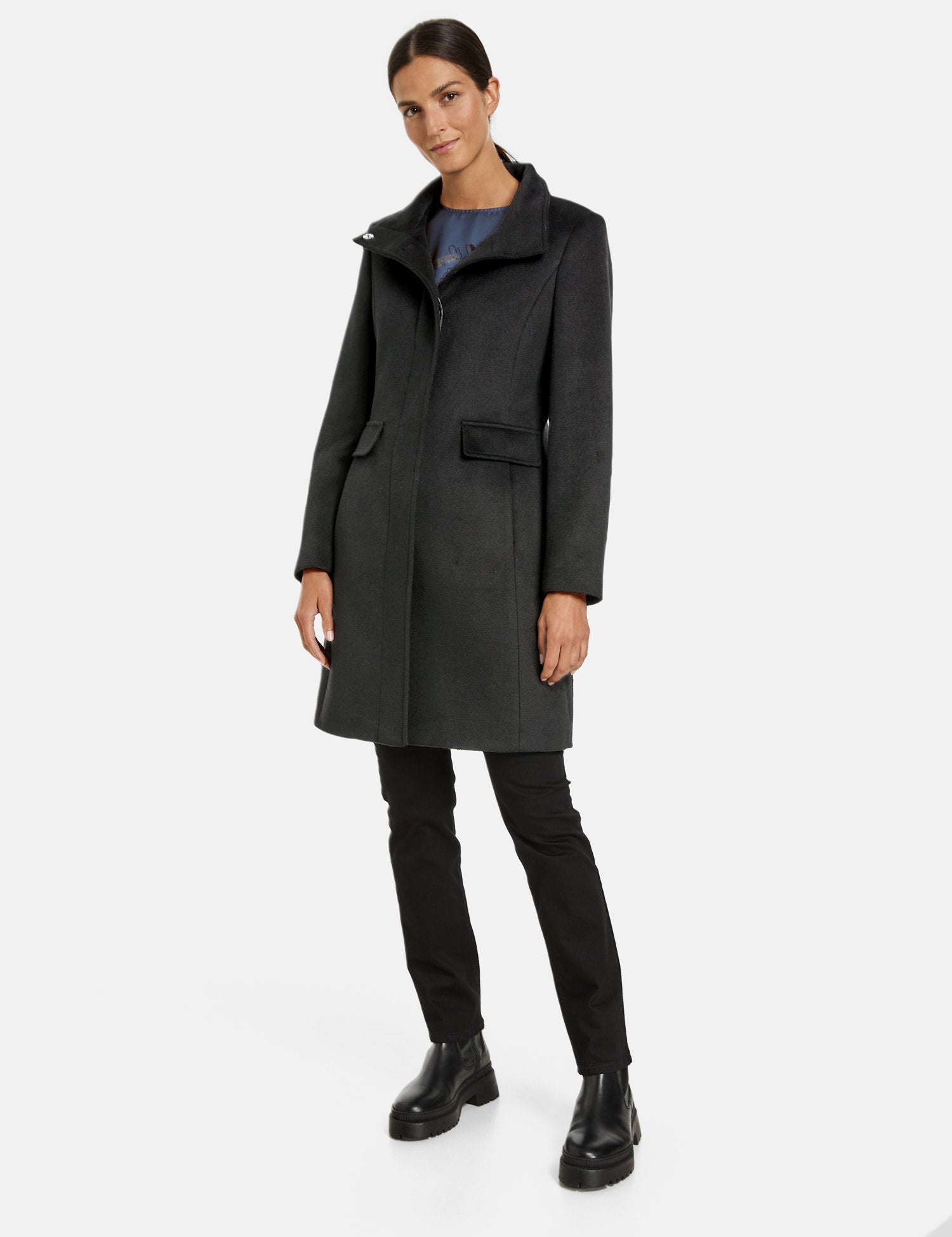 Short Wool Coat With A Stand Up Collar_250235-31131_11000_07