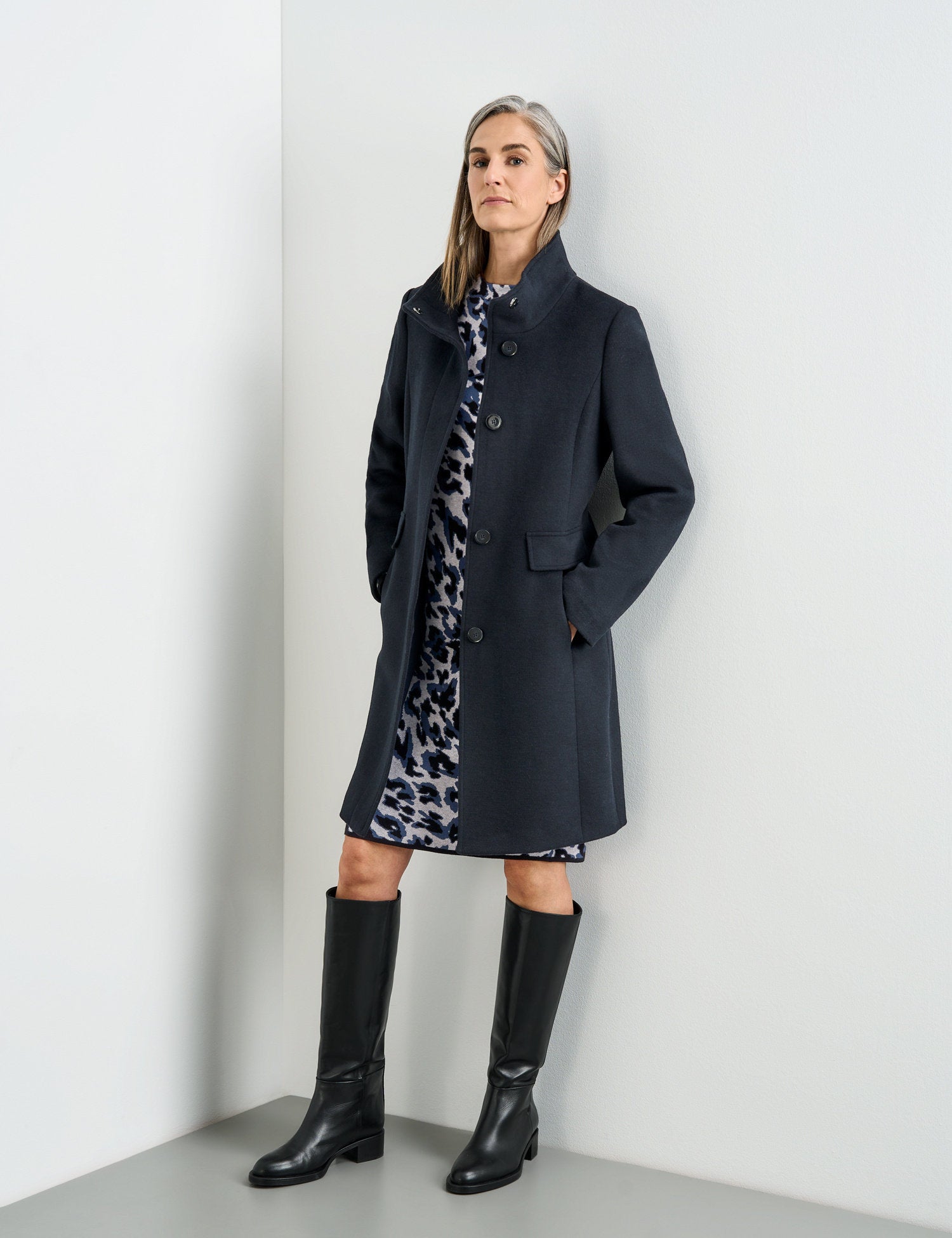 Short Wool Coat With A Stand Up Collar_250235-31131_80880_05