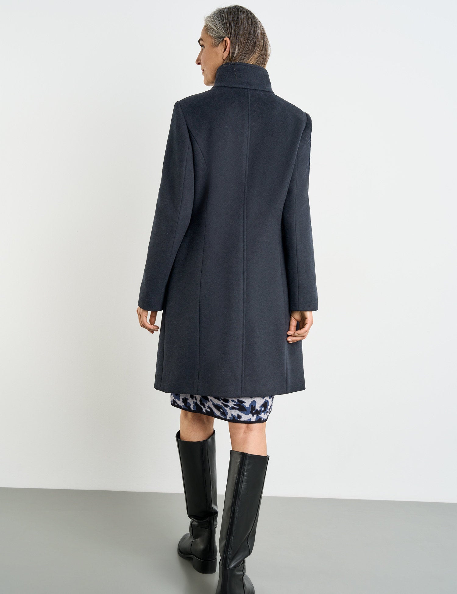 Short Wool Coat With A Stand Up Collar_250235-31131_80880_06