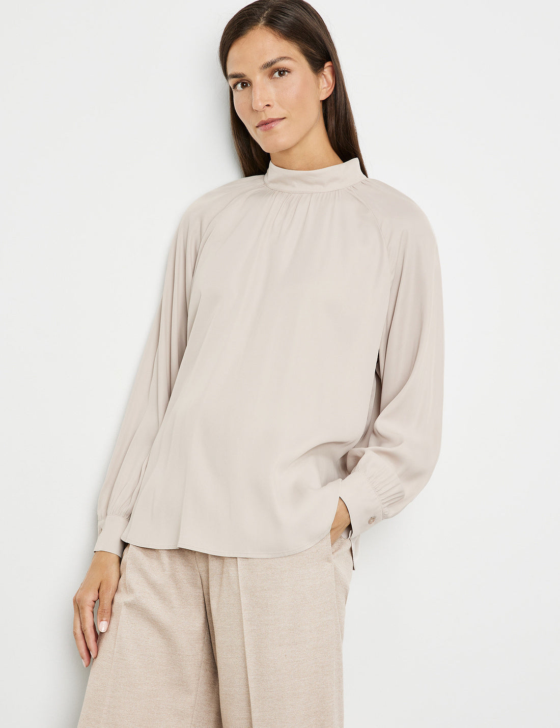 Blouse With A Stand-Up Collar_260016-31410_90544_01