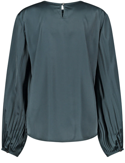 Flowing Pleated Blouse_260045-31434_50939_03