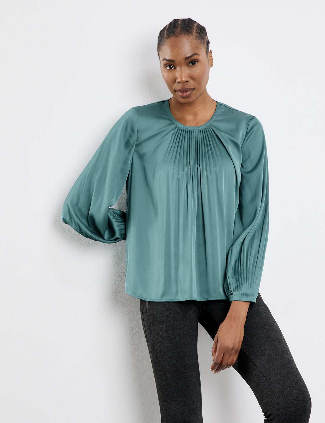 Flowing Pleated Blouse_260045-31434_50943_01