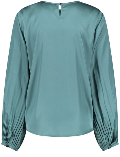 Flowing Pleated Blouse_260045-31434_50943_03