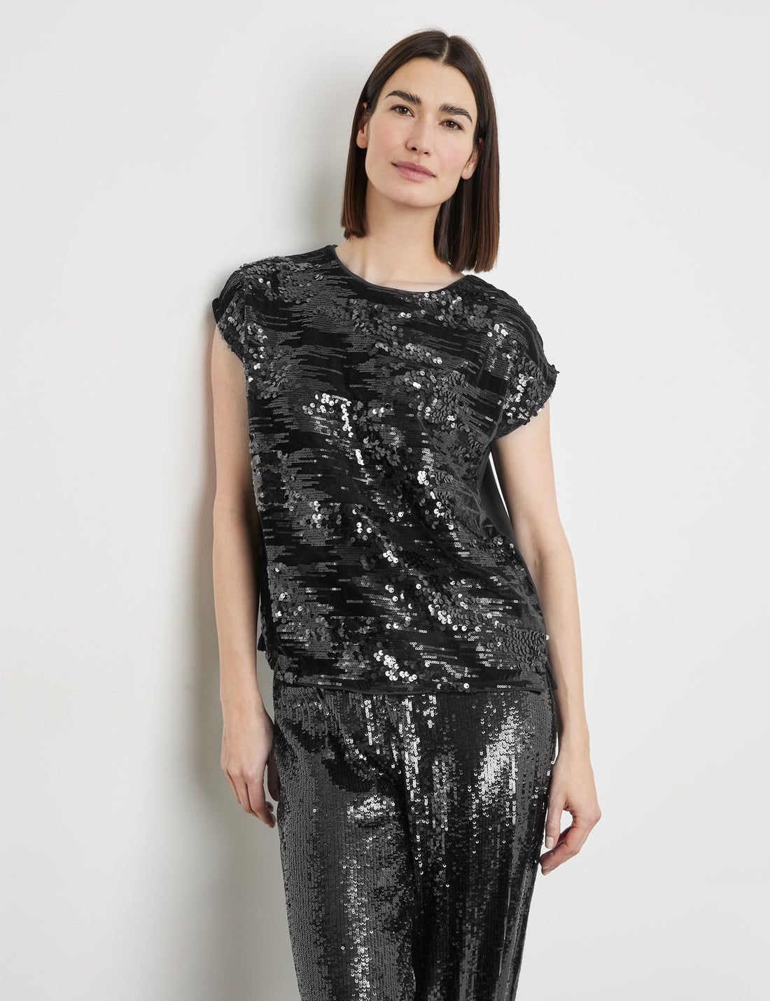 Elegant Top With Fabric Panelling And Sequin Embellishment_270249-35046_11000_01