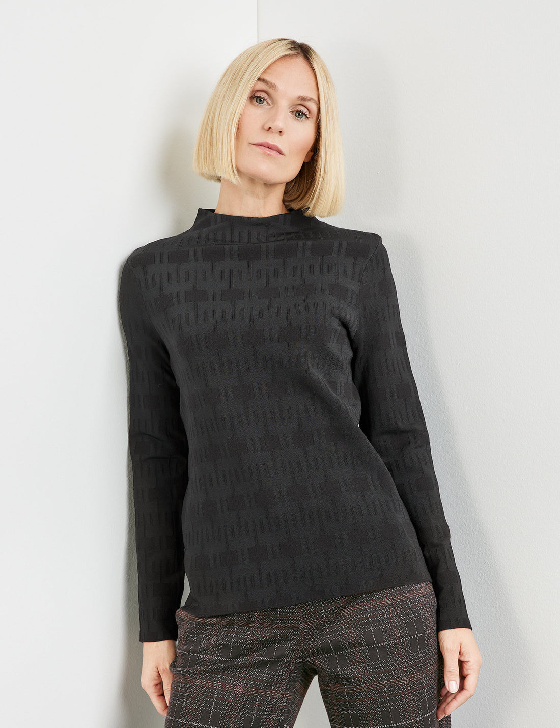 Jumper With A Short Stand Up Collar And A Jacquard Pattern_271022-35719_11000_01
