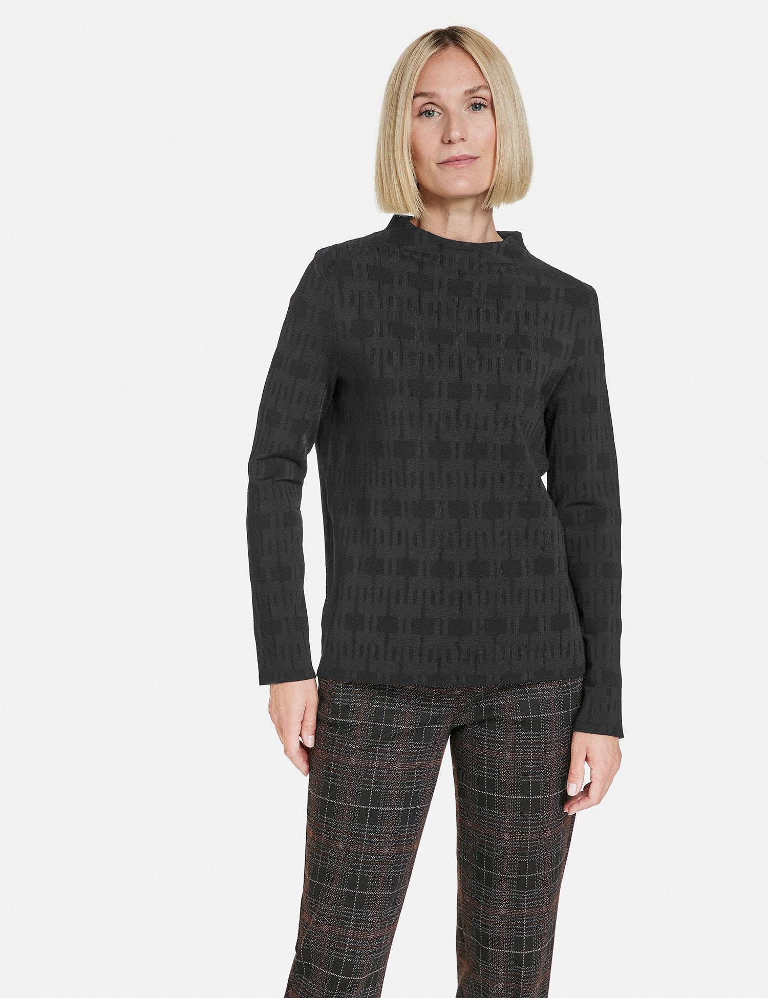 Jumper With A Short Stand Up Collar And A Jacquard Pattern_271022-35719_11000_07