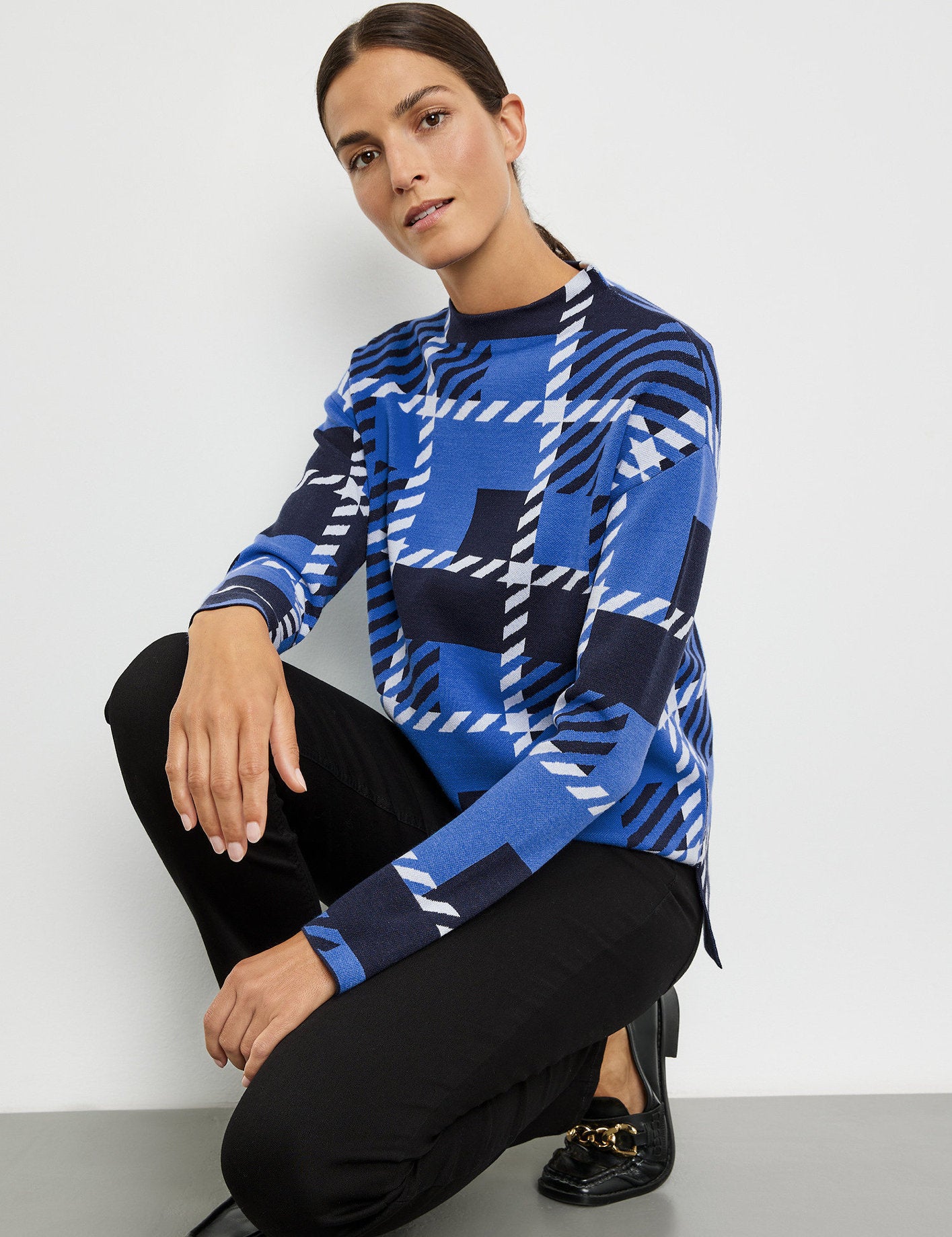 Fine Knit Jumper With An Elongated Back_271028-35701_8080_05