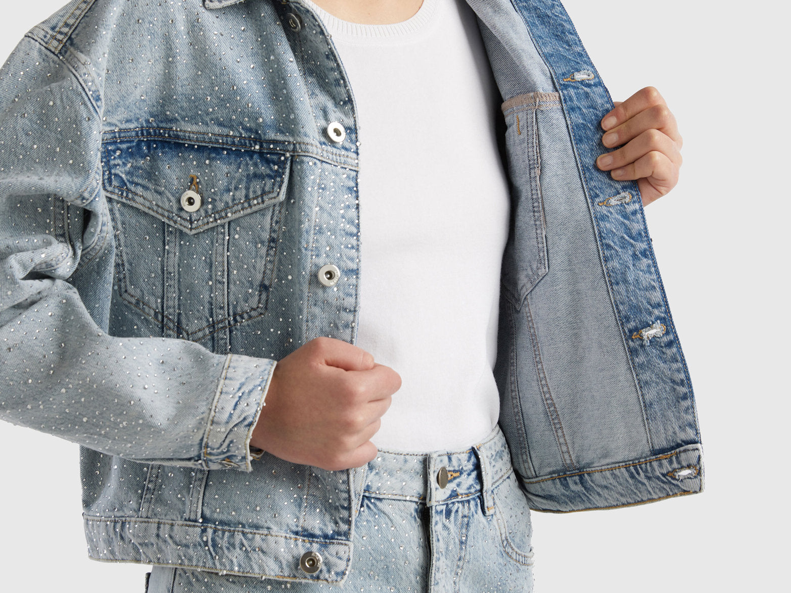 Denim Jacket With Rhinestones_2YO7DN040_903_04