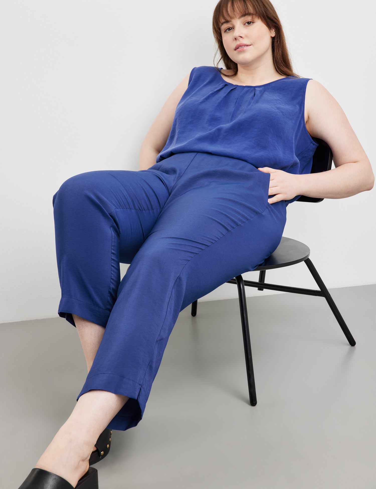 3/4-Length Trousers With A Subtle Shimmer, Mia