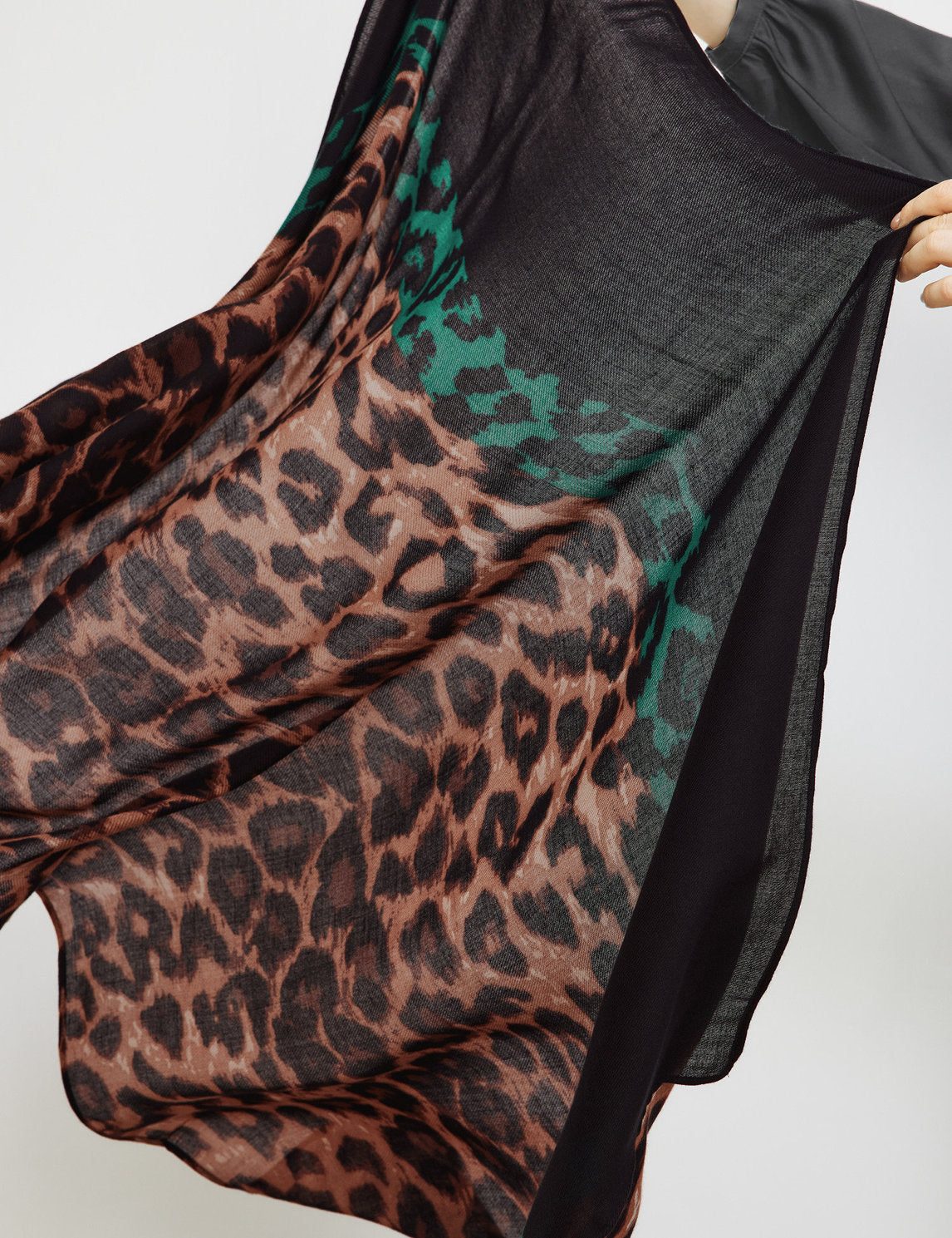 Leopard Print Scarf_300203-23302_1102_04