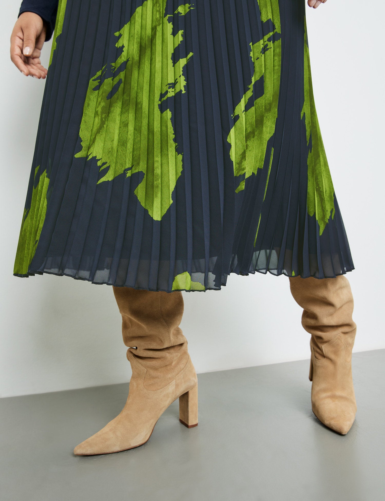 Pleated Skirt With An Elasticated Waistband_310204-21238_8452_04