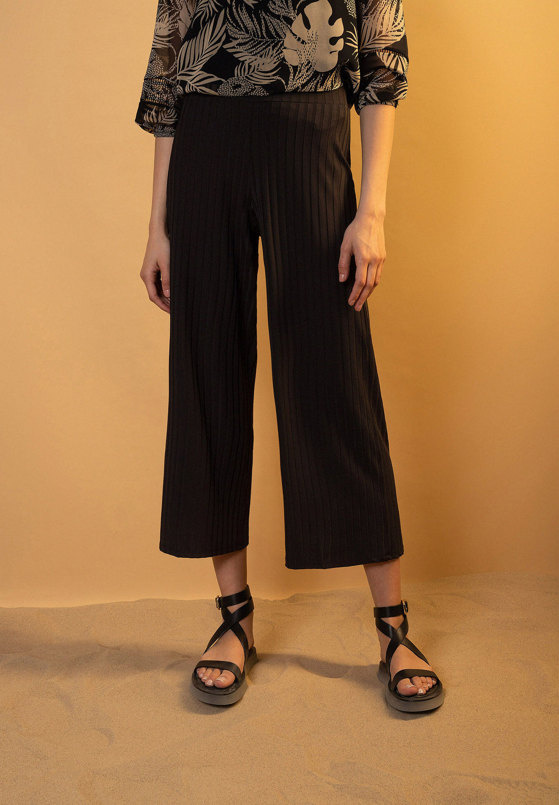 Black Cropped Culotte Style Trousers_01